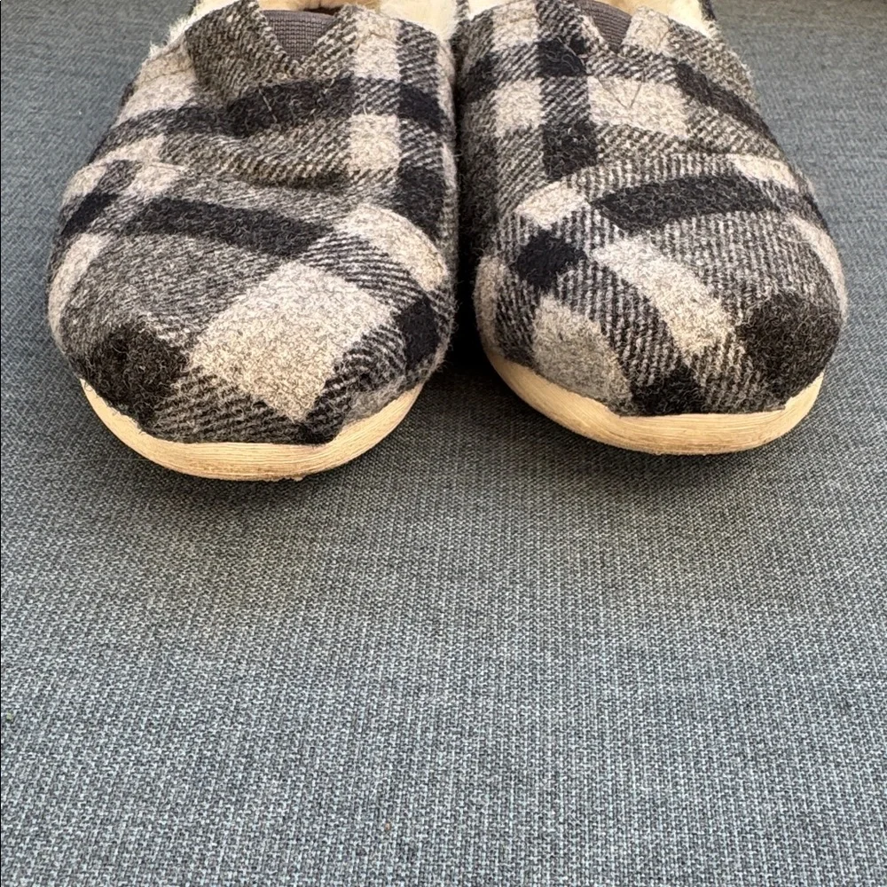 TOMS Women’s Size 6 Black White Plaid Slip-On Shoes Faux Fur Lined - Picture 5 of 9
